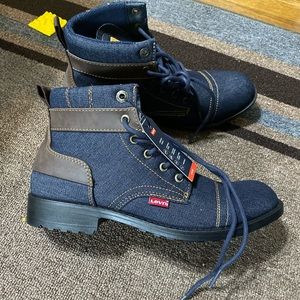 Levi’s boots size 8